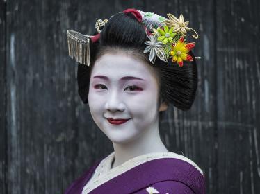 Portrait of smiling maiko