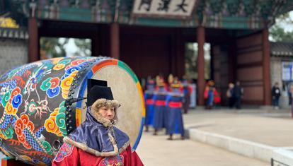 Traditional Korean guard with colourful drum at Deoksugung Palace in Seoul