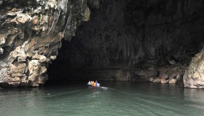 LAOS - Canoe at the entrance of Tham Kong Lo cave - dreamstime_xxl_28582925