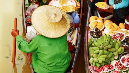 Floating market in Damnoen Saduak near Bangkok_iStock-496160257_Chalabala