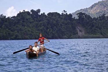 burma-boating-moken-kids-in-dugout-canoe