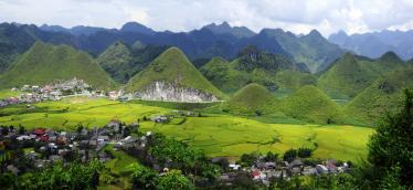 Ha_Giang_-_landscape_and_people_Twin-moutains---Ha-Giang