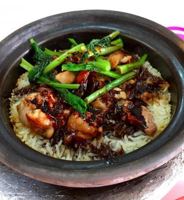 Claypot_Chicken_Rice_by_Banej,_Singapore