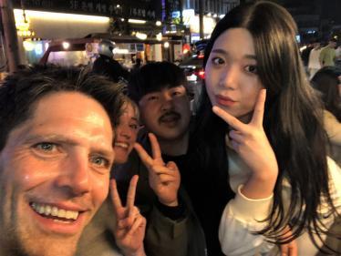 A-pocha-in-Seoul-meeting-some-drinkers